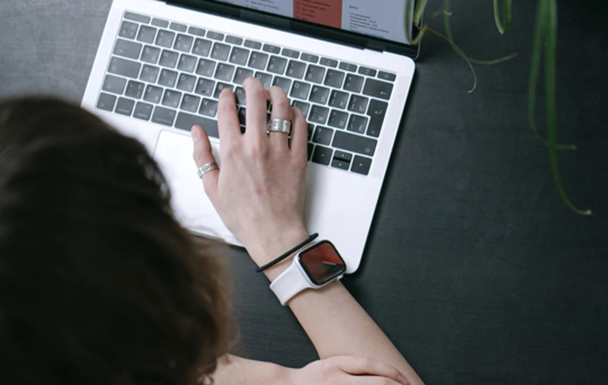Laptop workspace for Apple and iCloud account access